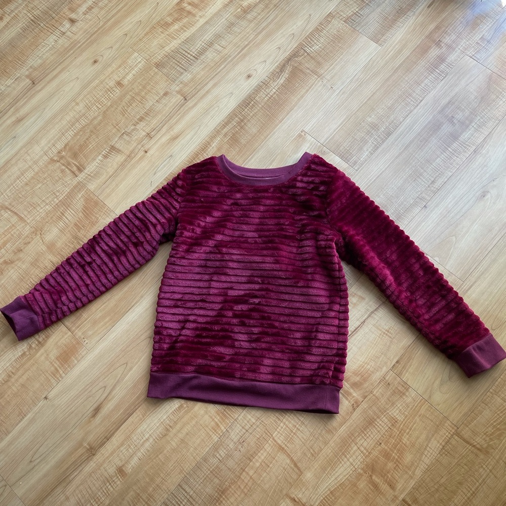 Maroon crew neck sweatshirt.